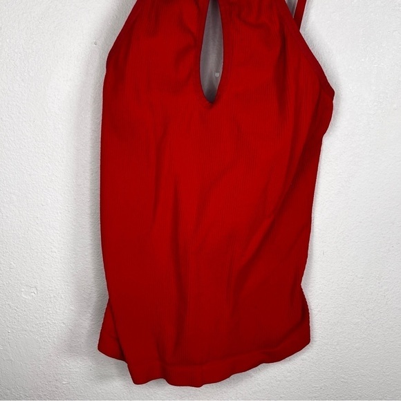 SUZETTE RED RIBBED STRETCH CROP TOP SLEEVELESS FITTED KEYHOLE NECKLINE - Picture 6 of 8